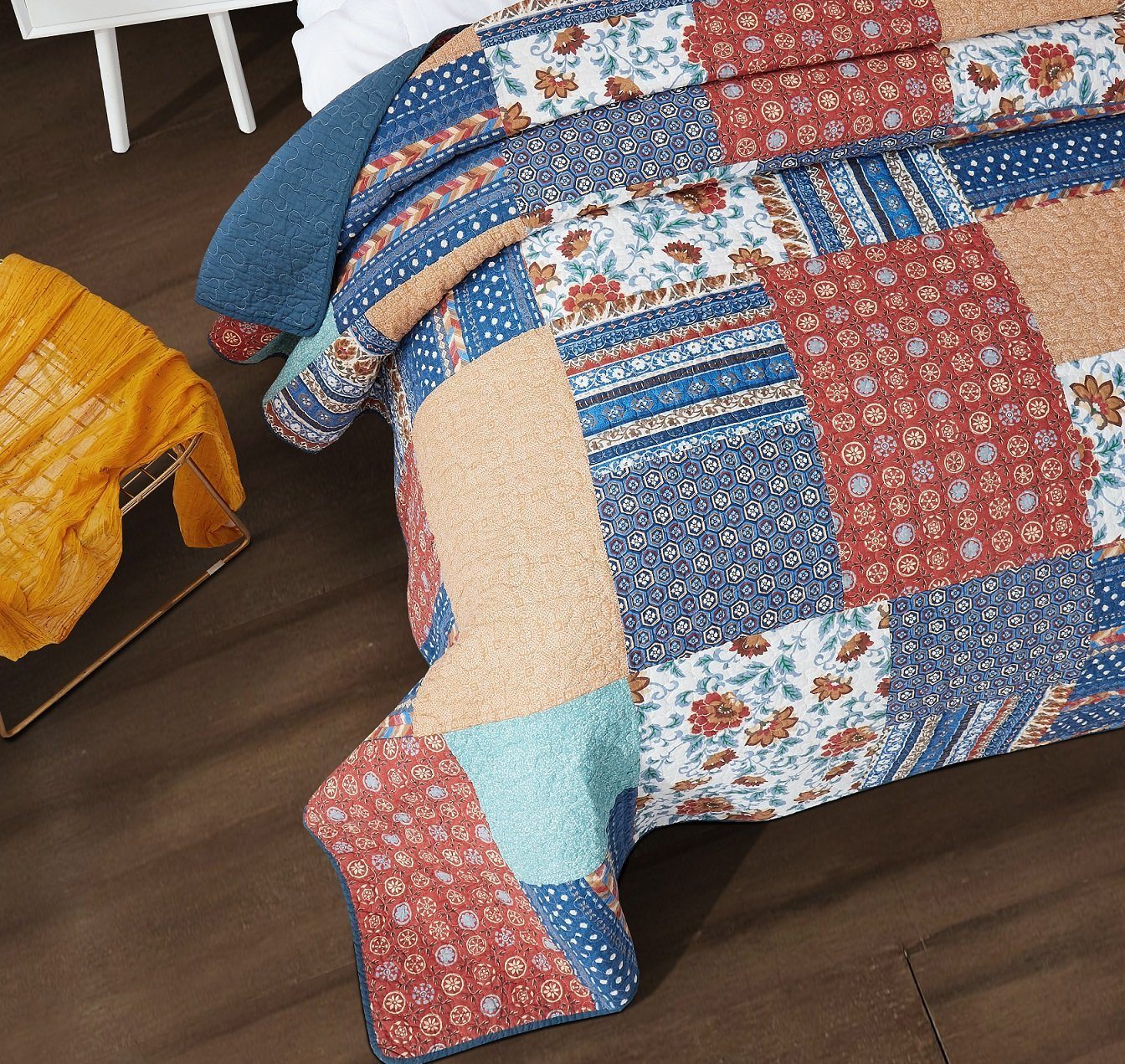DaDa Bedding Bohemian Vibes Mediterranean Blue Floral Patchwork Quilted Bedspread Set (JHW878)